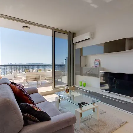 Апартаменты Penthouse With Spacious Terrace Gzira